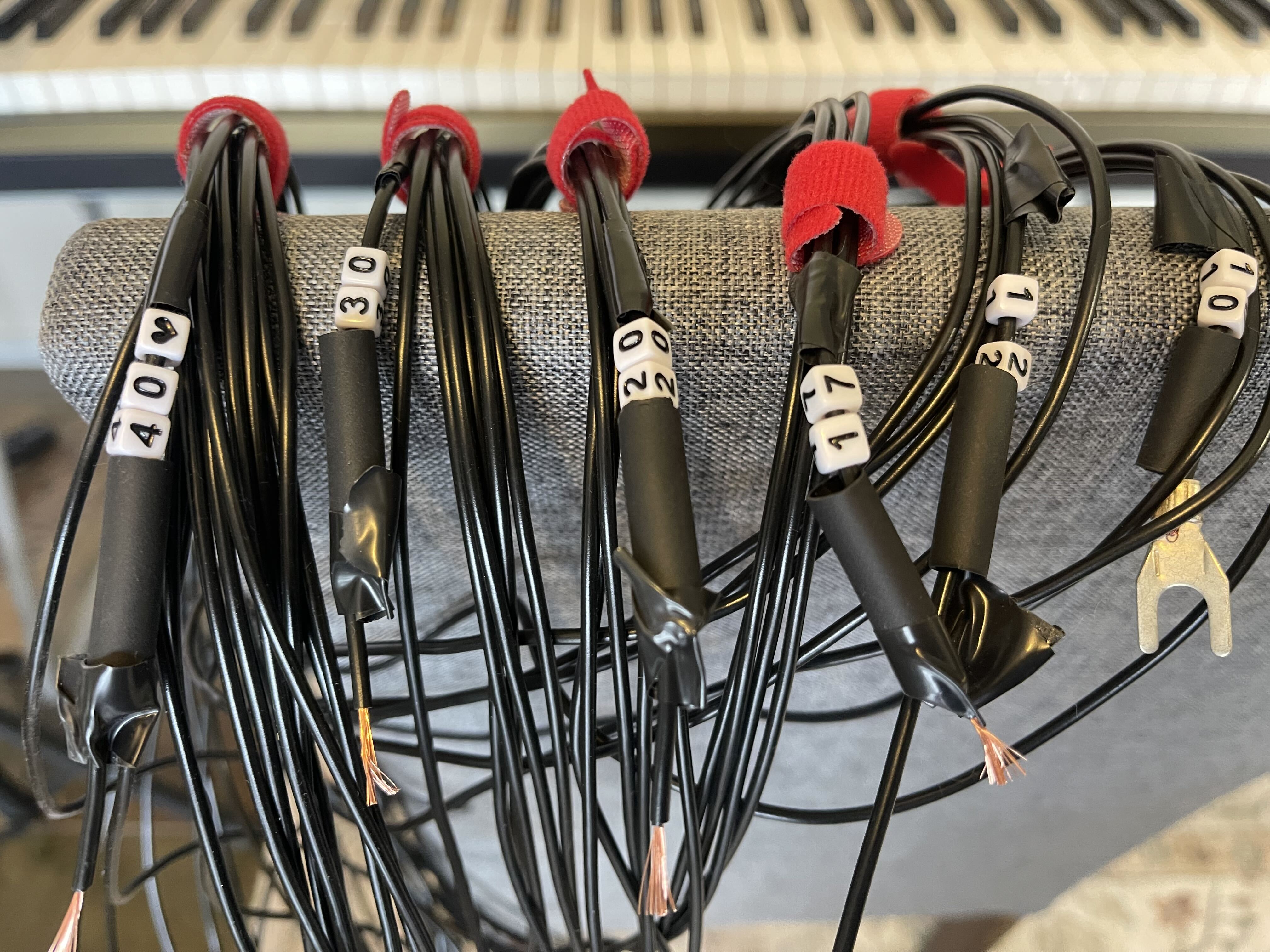 Using bracelet cubes to label wires